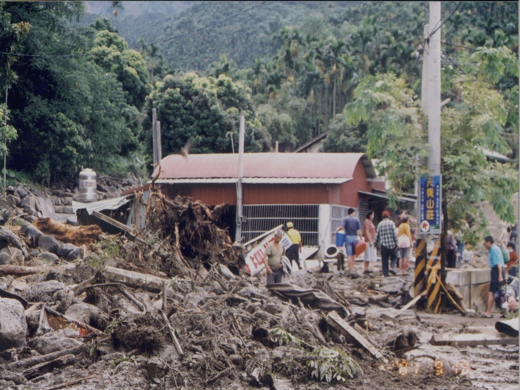 照片2_2 2001年納莉颱風時華山村土石流災情(謝金德，2001/09/19)